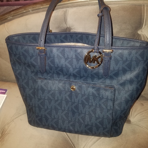 Very gently used Authentic Michael Kors bag - Picture 1 of 6